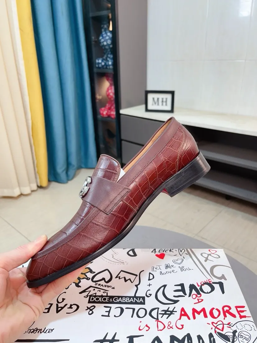 Men's shoes 💰540🌸🌸 [DG Dolce & Gabbana] High-end customized leather shoes. The upper is made of imported calf leather. Original hardware. I believe you will be impressed from the first time you see it. The avant-garde atmosphere can no longer fully interpret its elegance. AAA grade rubber outsole is super comfortable. The original cover last of the counter ensures its original version and quality. The upper is simple and the cowhide lining ensures its comfort and breathability. A pair of truly good shoes has its own unique soul, famous quality, and the first choice for successful people. Regular size 38-44 (45 customized)